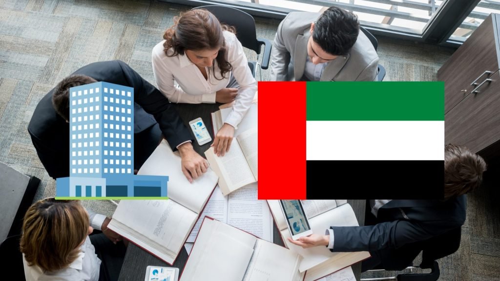 Mainland vs Free Zone illustratie met mensen die een bespreking houden aan tafel, met op de voorgrond de vlag van UAE en een kantoorgebouw